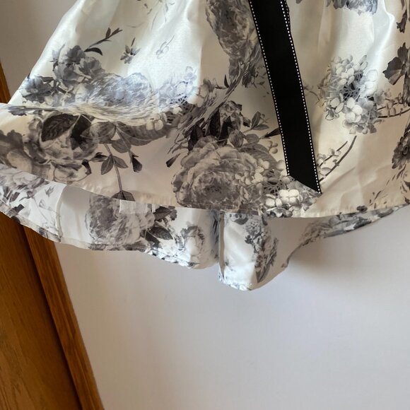 Le Chateau _ Black and White Party Dress SIZE 9 - Picture 4 of 15